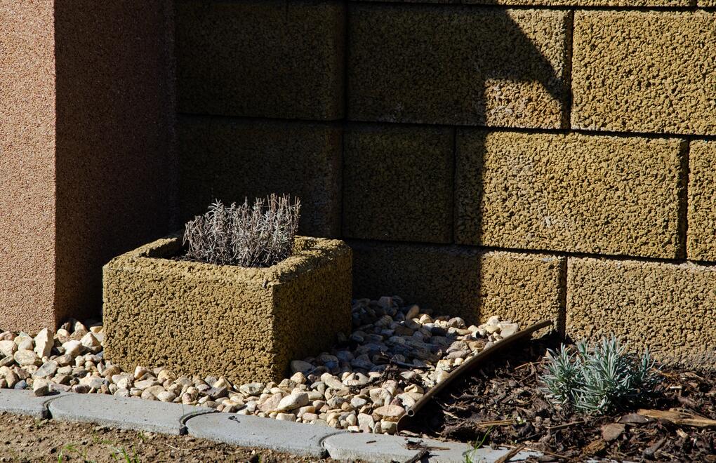 Okrasný doplněk v zahradě či na skalce: osázená betonová tvarovka GARDELOT® bylinkami nebo zelení
