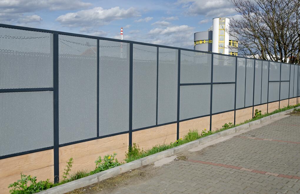 Moderní oplocení průmyslového areálu s použitím betonových plotových desek DEKOR oboustranný reliéf dřevo