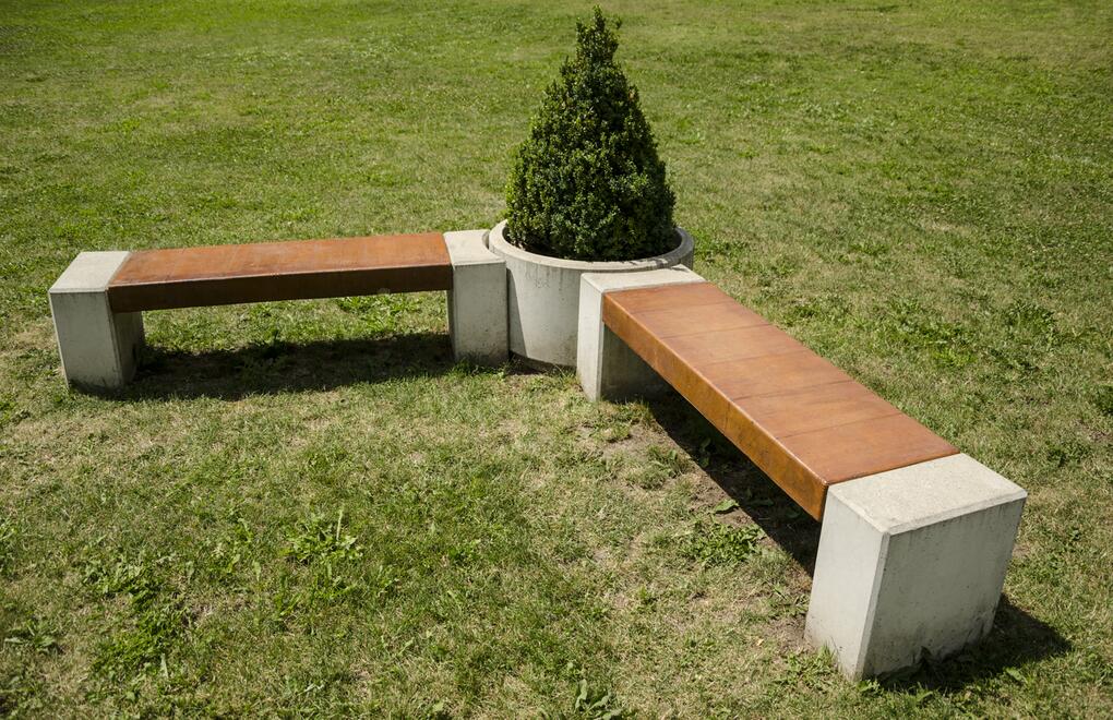 Sestava betonového mobiliáře MIAKI v parku