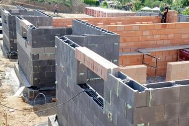 Konstrukce domu - zdi ze ztraceného bednění | Kvalitní a odolné bednicí betonové tvarovky (ztracené bednění)
