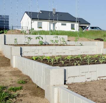 Betonové vyvýšené záhony představují chytrý způsob pěstování zeleniny