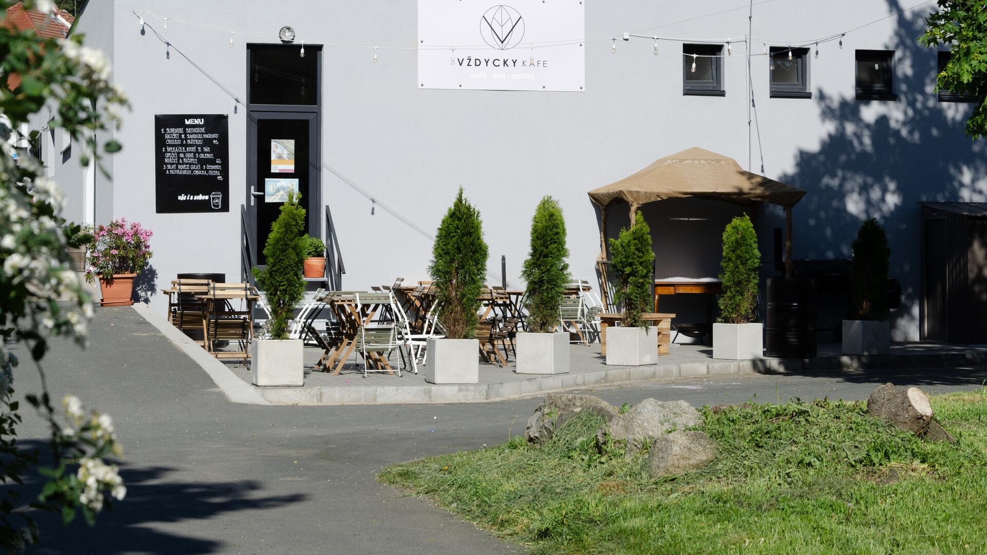 Květináče Nela na zahrádce kavárny VŽDYCKY KAFE