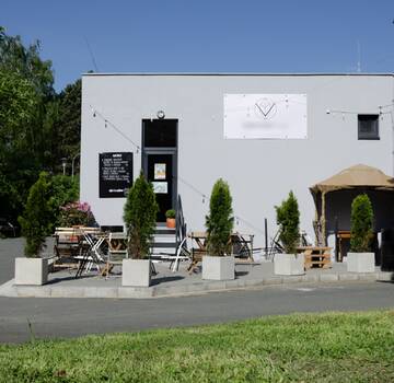 Květináče Nela na zahrádce kavárny VŽDYCKY KAFE