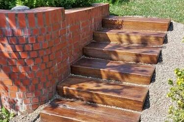 Zapuštěné betonové schody na zahradě | Betonové schody - fotogralerie