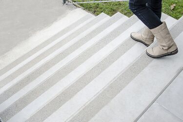 Betonové schody s protiskluzovou drážkou | Betonové schody - fotogralerie