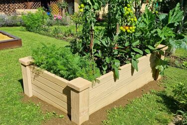 Vyvýšený záhon z betonových sloupků a desek, dekor dřevo | Vyvýšený záhon - galerie 1