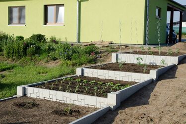 Vyvýšený záhon z betonových sloupků a desek 2 | Vyvýšený záhon - galerie 1