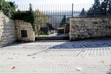 Betonová dlažba RUBELIT®: nápis Carpe diem vyskládaný z kombinace barev Vigo a Granada