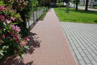 Chodník z betonové dlažby RUBELIT® v červené barvě