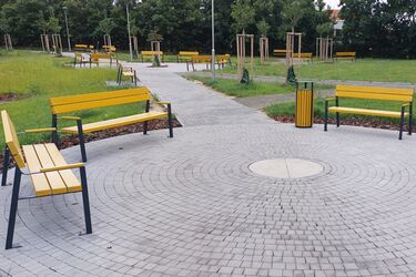 Dlažební kostky RUBELIT® v parku: kombinace kruhové pokládky a chodníku