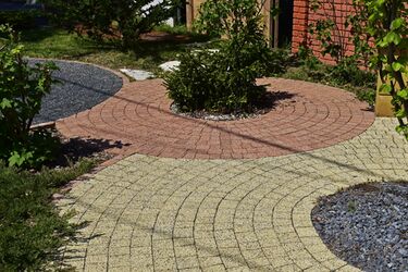 Zahrada plná barev s betonovou dlažbou RUBELIT®