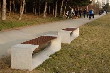 Lavičky BETO v městském parku