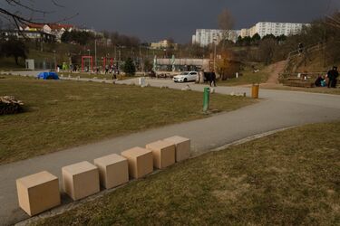 Betonové kostky - k posezení nebo jako zábrana proti vjezdu