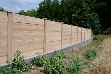 Betonový plot v mírném svahu | Betonový plot - fotogralerie