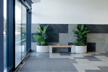 Městský mobiliář MIAKI v interiéru obchodního centra