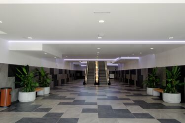 Městský mobiliář MIAKI v interiéru obchodního centra