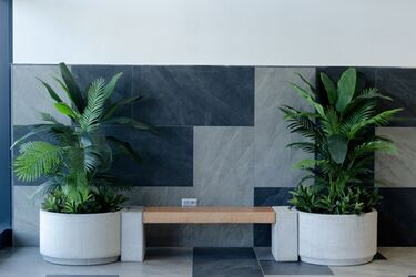 Městský mobiliář MIAKI v interiéru obchodního centra