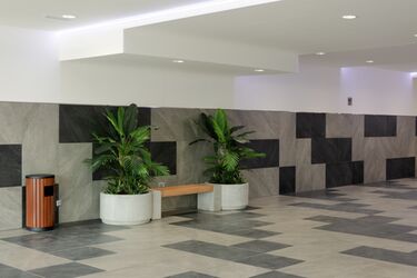 Městský mobiliář MIAKI v interiéru obchodního centra