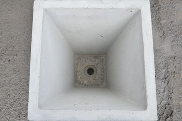 Betonové květináče Sára: Dno s odtokem | Betonové květináče Sára: Dno s odtokem