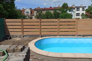 Dokonalé oddělení od sousedních pozemků: betonový plot DEKOR