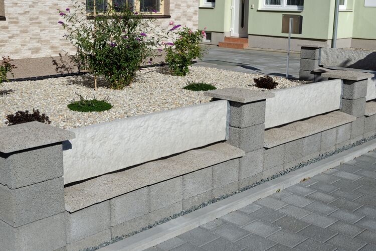 Nízký betonový plot okolo předzahrádky – kombinace plotovek GARDELOT® a plotových desek DEKOR | Betonový plot jako zídka či vyvýšený záhon