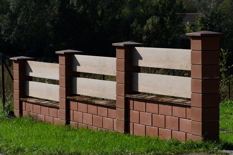 Betonový plot GARDELOT® se stříškami a hlavicemi v DEKORu dřeva | Betonový plot jako zídka či vyvýšený záhon