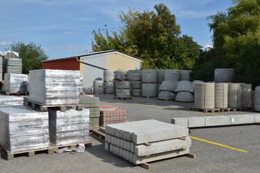 Betonové dlažby, obrubníky, překlady, stropní desky i poklopy na kanalizační sortiment trvale skladem