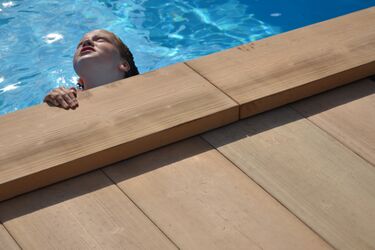 Betonový bazénový lem s dekorem dřeva | Betonová dlažba kolem bazénu - fotogalerie