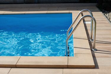 Kvalitní betonová dlažba okolo bazénu | Betonová dlažba kolem bazénu - fotogalerie