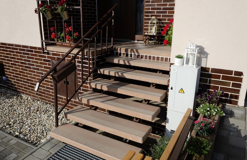 Betonové schody s tryskaným páskem