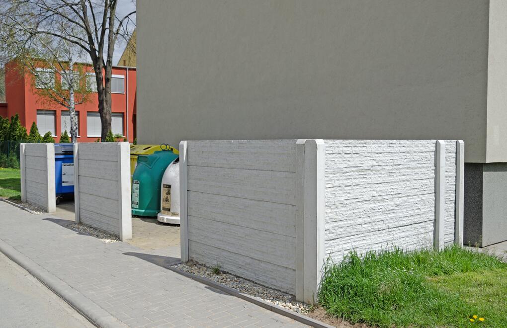 Kontejnerové stání z betonového plotu DEKOR