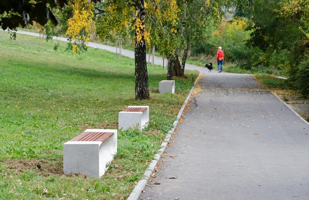 Designové betonové lavičky BETO k posezení v parku