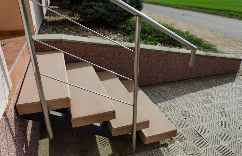 Betonové schody: Hladké betonové schodišťové stupně v béžové barvě