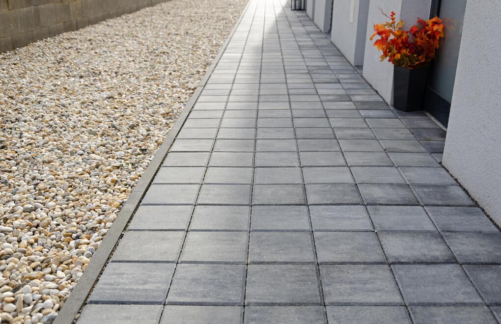 Chodník z betonové dlažby GRANIT® v černobílém melíru Elba