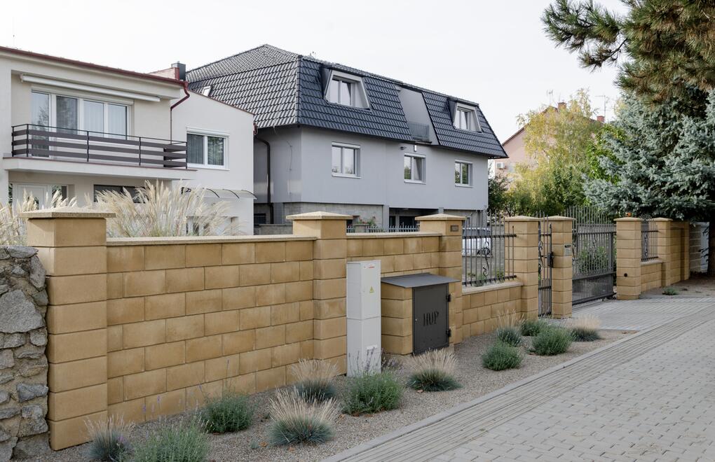 Betonový plot GARDELOT®: kombinace plné zdi a nízké zídky s okrasným kováním
