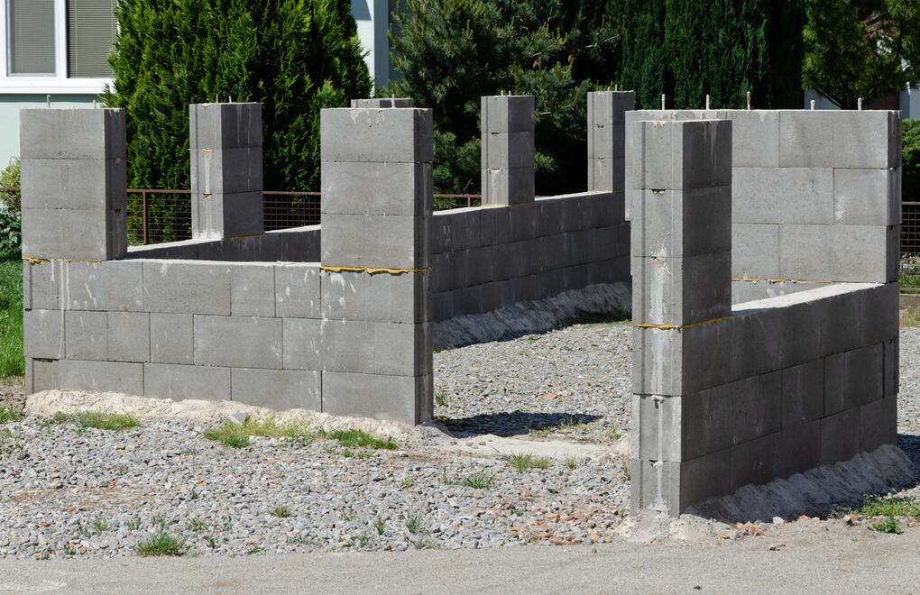 S betonovými bednicími tvarovkami (ztraceným bedněním) to jde snadno a rychle. Ať už stavíte cokoli.