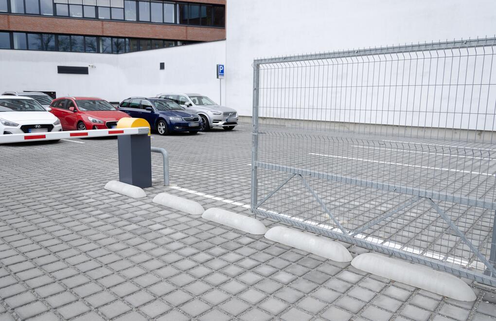 Betonové zábrany pod kola vymezují prostor pro vjezd vozidel a chrání tak Váš majetek proti poškození