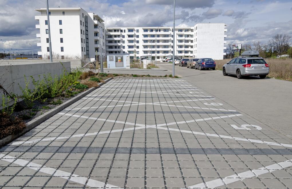 Parkovací plochy u moderní bytové rezidence z betonové vsakovací dlažby LORA®