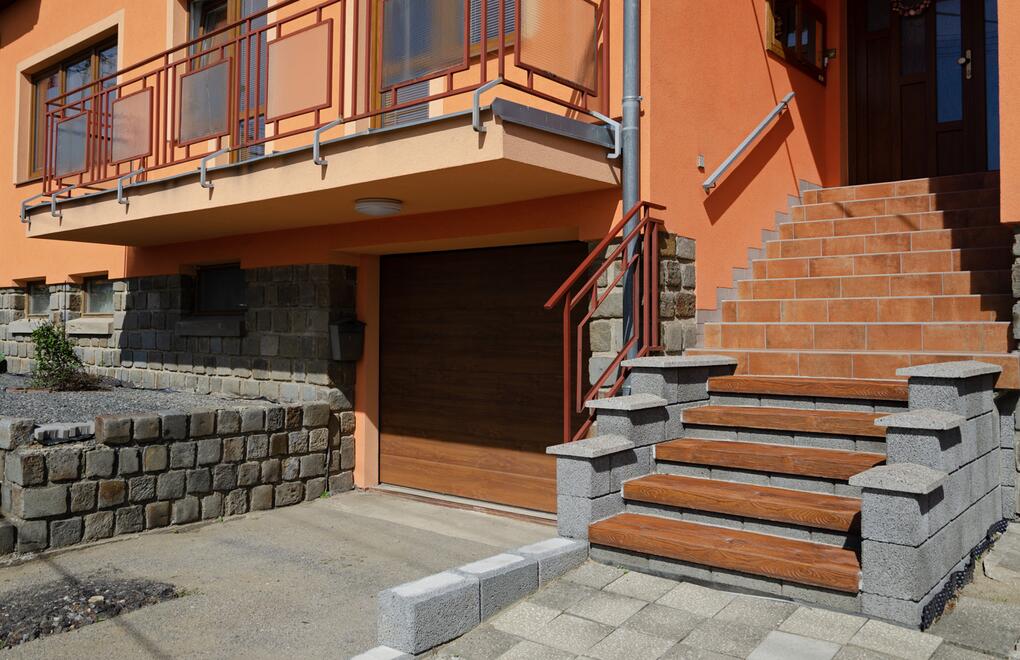 Schodiště k rodinnému domu z betonových desek DEKOR dřevo a tvarovek GARDELOT®
