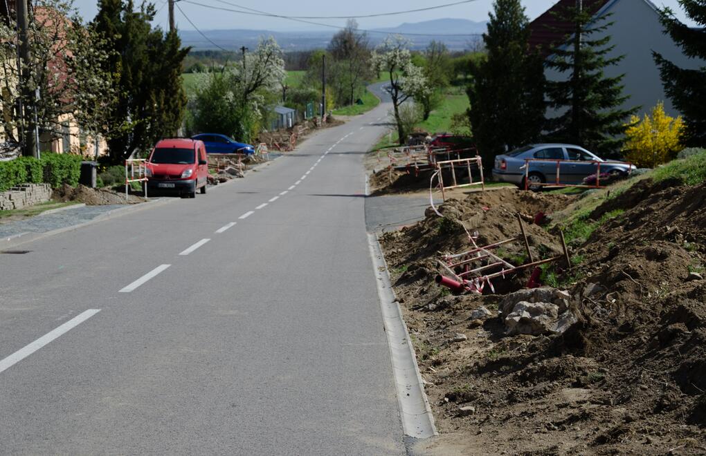 Odvodnění podél vozovky v obci pomocí betonových žlábků