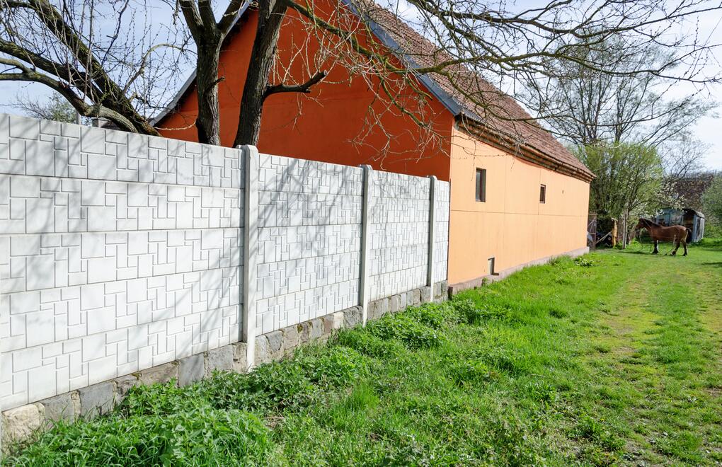 Skládaný plot DEKOR z betonových desek a sloupků zajistí Vaše soukromí