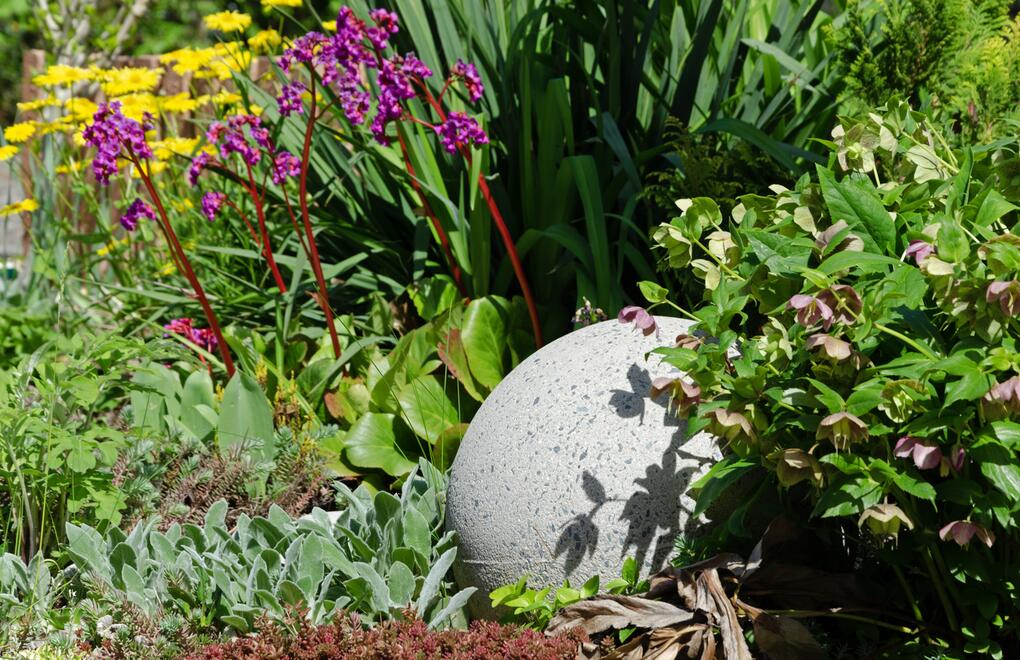 Něžný doplněk do Vaší rozkvetlé zahrady: betonová koule s tryskaným povrchem