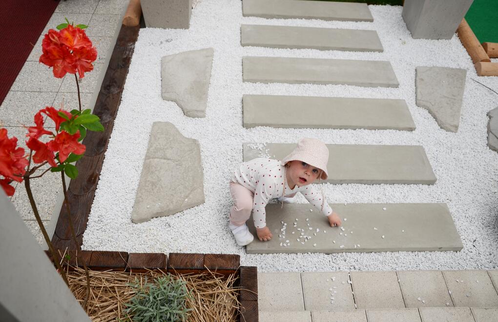 Betonové nášlapy pro vytvoření pěšinky nebo chodníku