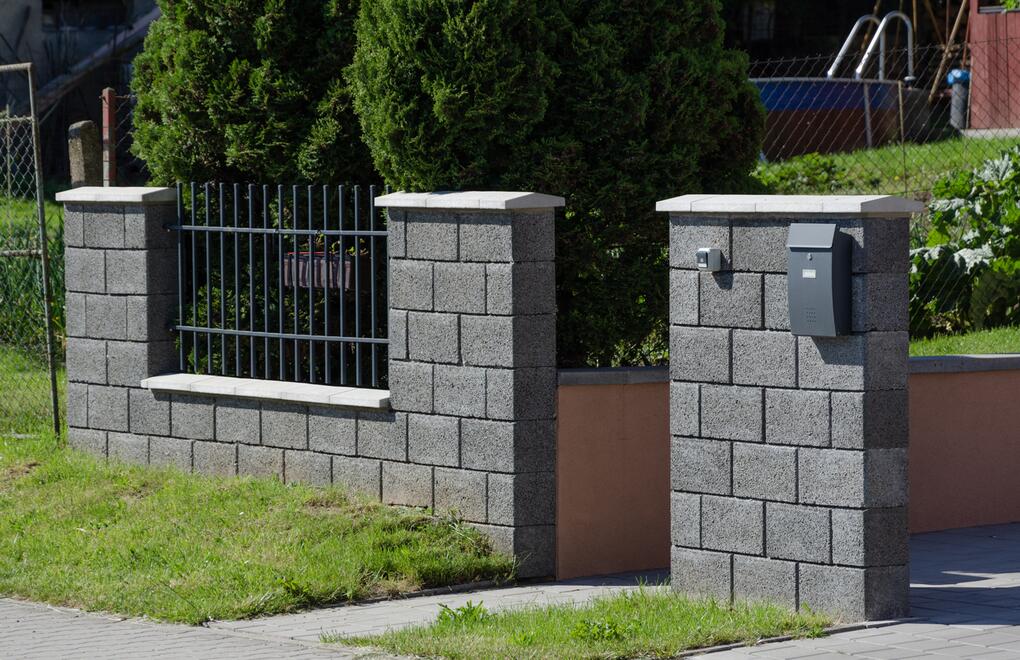 Betonový plot GARDELOT® - tvarovky hrubý povrch v barvě natural