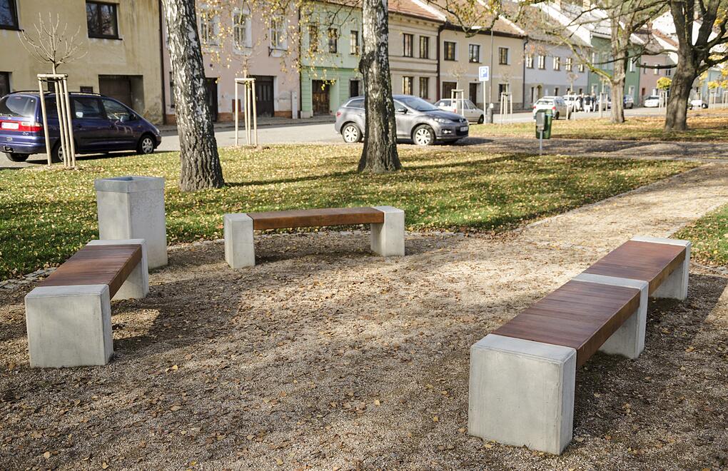 Park vybavený městským mobiliářem MIAKI