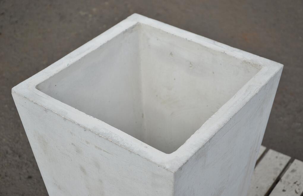 Detail horní části květináčů Sára v barvě natural