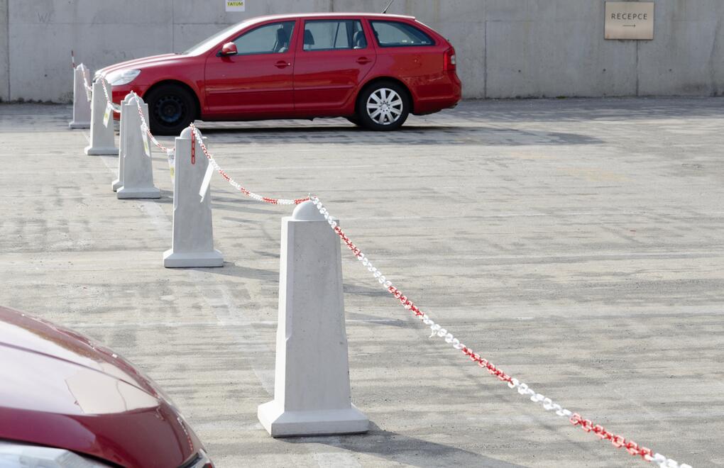 Betonové patníky JEHLAN vymezující parkovací stání