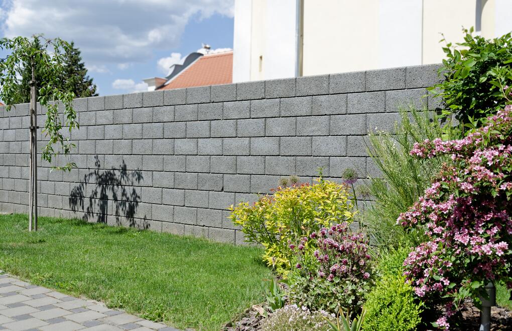 Okrasná zeď z betonových tvarovek GARDELOT® s hrubým povrchem