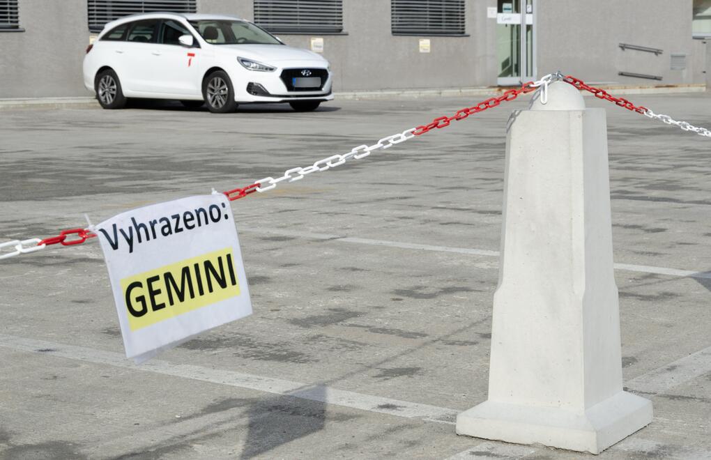 Betonové patníky JEHLAN na parkovišti