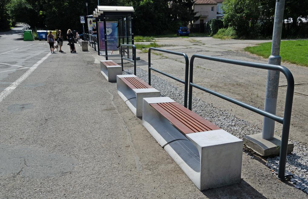 Lavičky BETO na autobusové zastávce
